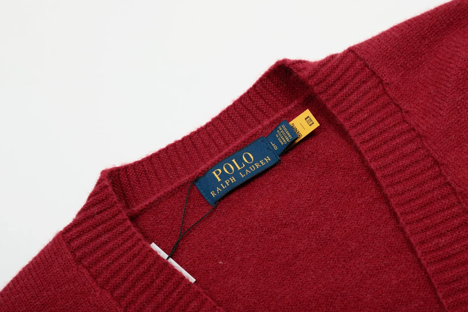 🅿️220 "Top quality" Style number: DS016# [Ralph Lauren V-neck solid color pony embroidered logo woolen knitted shawl cardigan] ✅Ralph Lauren Lazy‌oversize style basic classic versatile ten-color shawl cardigan ✅Main supplier platform live broadcast Wholesale entity Replenishment when out of stock No removal from shelves ✅ZP quality 1:1 version Scan the code to enter the GF website Counter quality ✅Details and quality are the only one in Guangzhou. Light luxury wool. Focus on high-end. Cost-effective. Good quality. Needless to say. ✅Restore the original version. Can wear 190 pounds. Loose, comfortable and stress-free. ✅Loose upper body, oversize and lazy style. Must-have style for goddess ootd. ✅Good-looking clothes are never picky. Recommended for goddess wardrobe. Taro Purple, Light Khaki, Chinese Red, Anchor Red